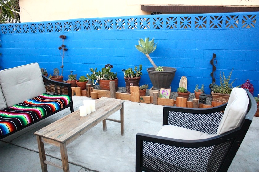 10-frida-kahlo-blue-wall-patio