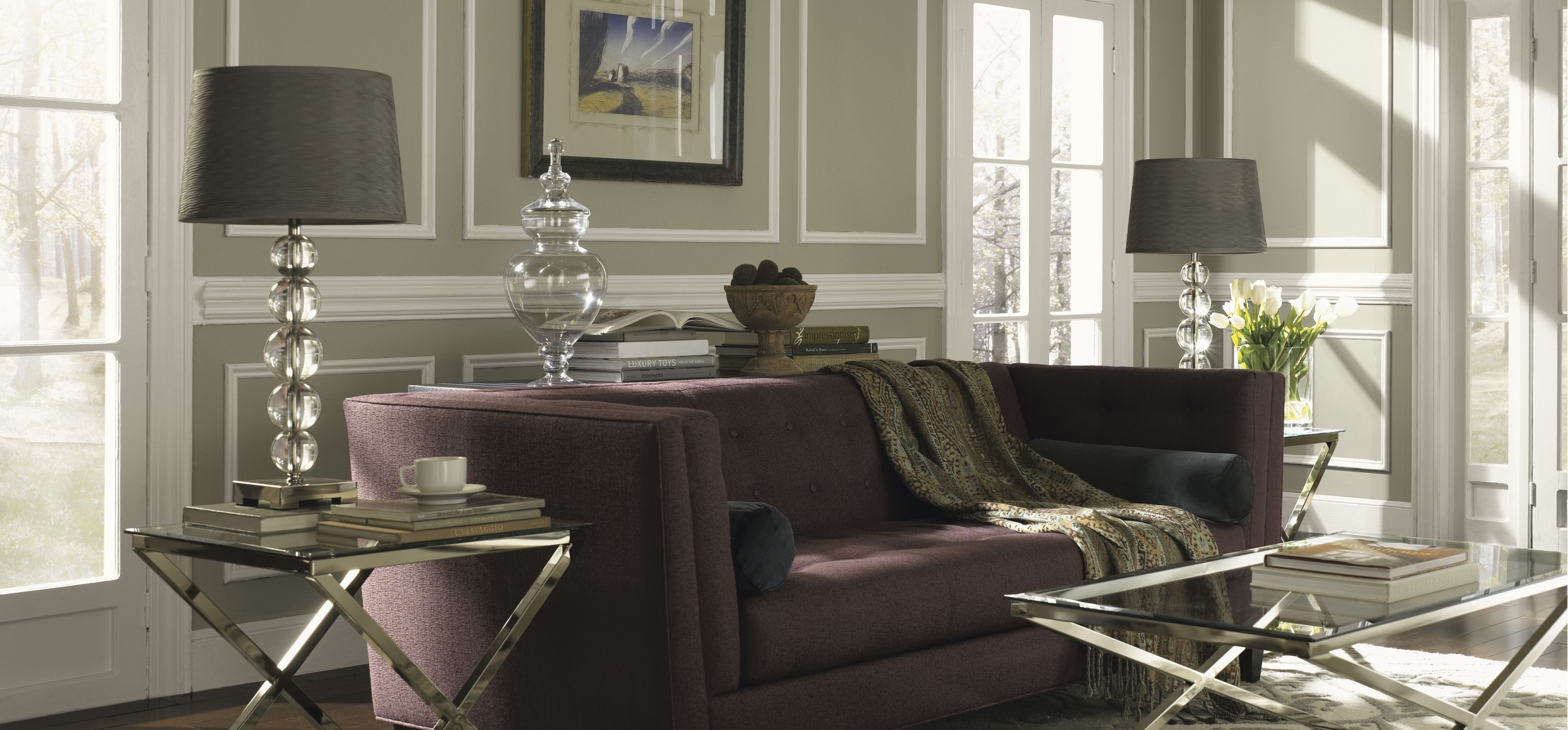 Стены с молдингами. Краска Sherwin Williams цвет тауп. Молдинги в интерьере гостиной. Молдинги для стен в интерьере гостиной. Молдинги в современном стиле.